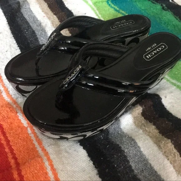 Beautiful Coach wedge sandals - Picture 4 of 9